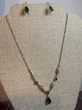 Elegant Emerald Teardrop Necklace and Earrings Set